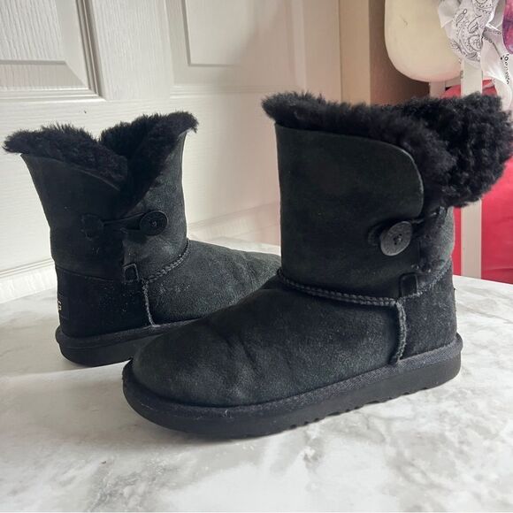 UGG Kid’s Button Bailey Boots - Picture 7 of 7